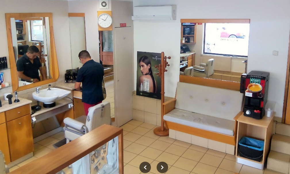 Interior da barbearia Ginja em Monte Real, com cadeiras e espelhos